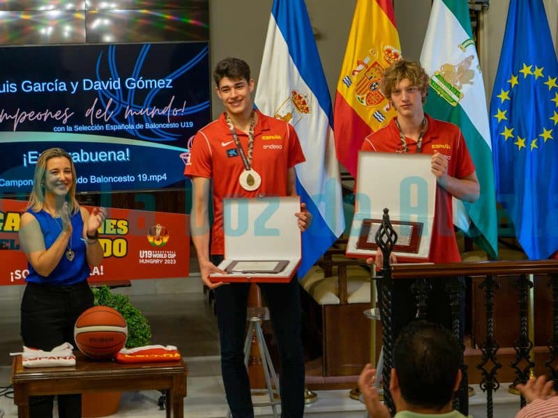 Los deportistas David López y Luis García, junto a la alcaldesa Ana Isabel Jiménez, siendo homenajeados por el Ayuntamiento de Alcalá. Víctor Fernández