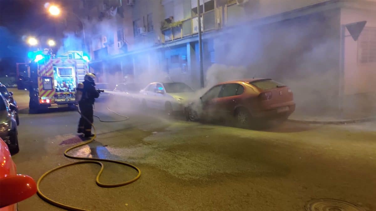 Incendio de un vehículo en la calle Eugenio Noel. @BomberosAlcala en Twitter