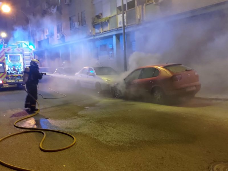 Incendio de un vehículo en la calle Eugenio Noel. @BomberosAlcala en Twitter
