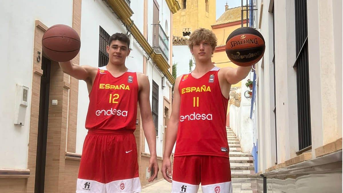 Luis García y David Gómez posan con la elástica de la Selección en Alcalá