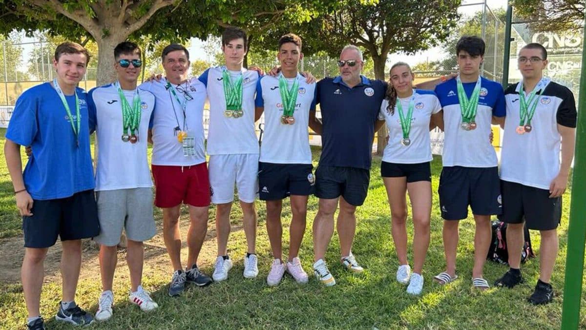 Los nadadores del club alcalareño, acompañados de su entrenador, Kiko Porcar