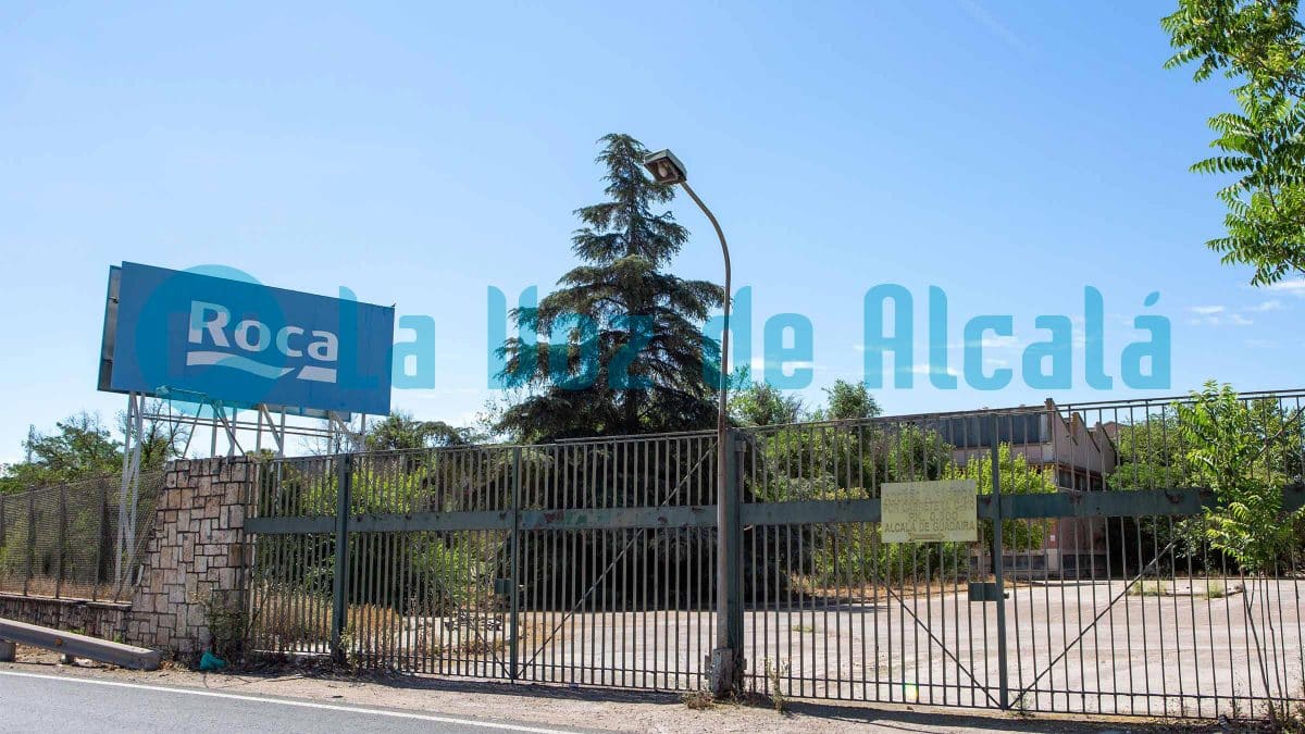 Entrada a la fábrica de Roca desde la A-92. Francisco Amador