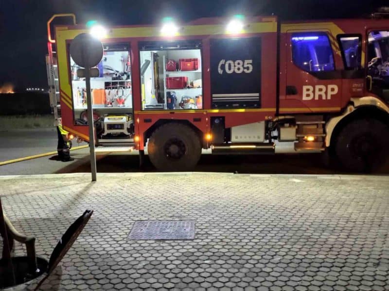 Camión de bomberos desplegado para tratar de sofocar las llamas