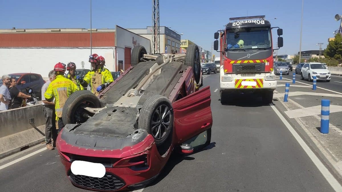 El vehículo volcado y la llegada de los bomberos al lugar de los hechos