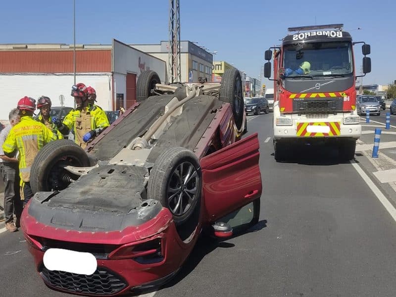 El vehículo volcado y la llegada de los bomberos al lugar de los hechos