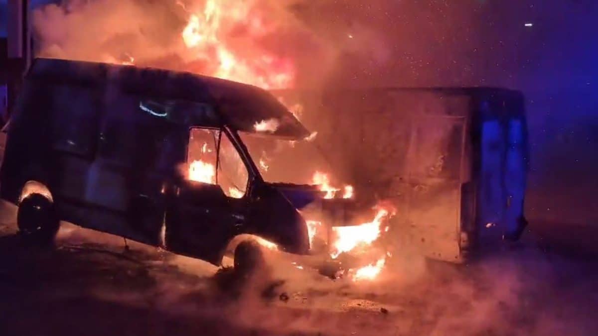 Furgonetas incendiadas junto a esta gasolinera alcalareña