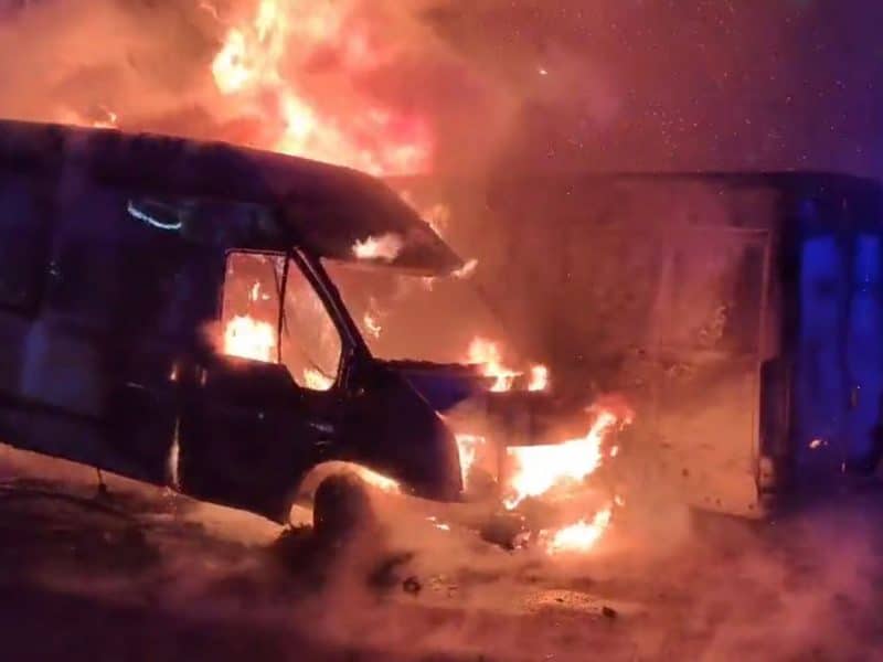 Furgonetas incendiadas junto a esta gasolinera alcalareña