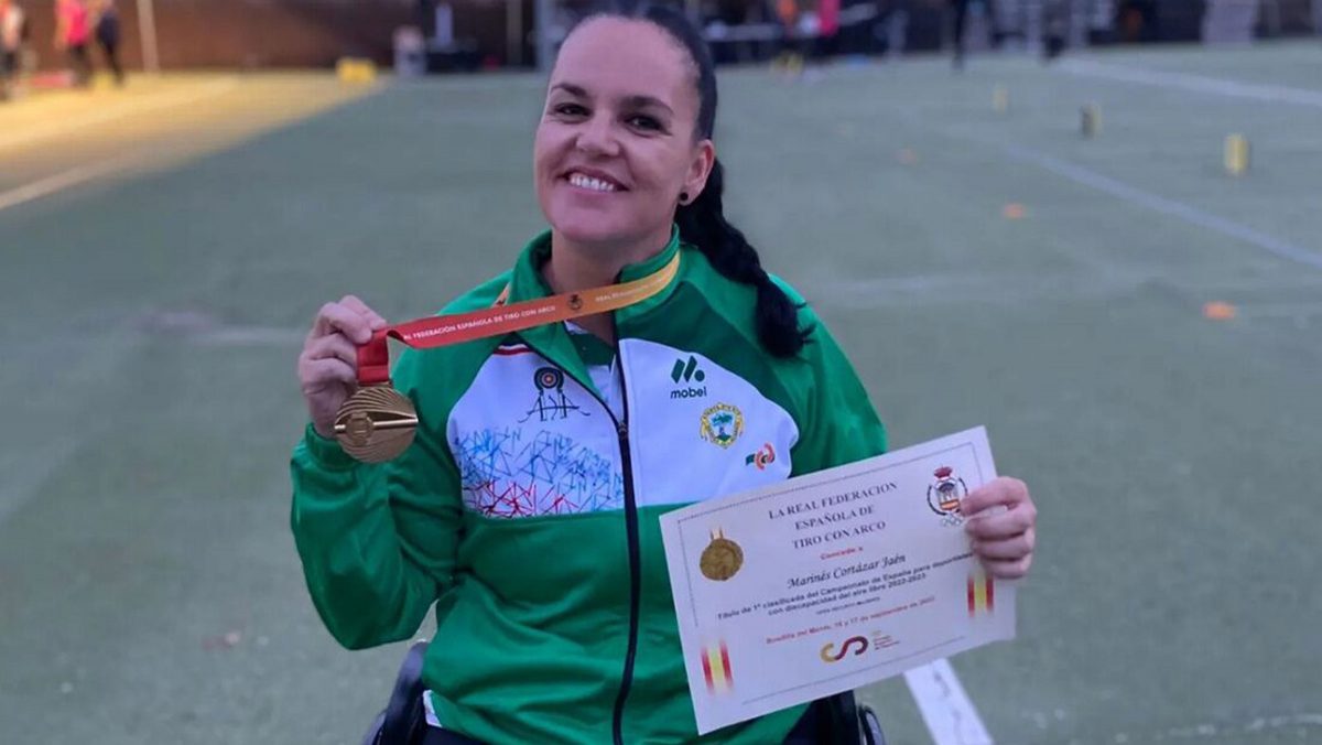 Marinés Cortázar posa orgullosa con su diploma y medalla de campeona