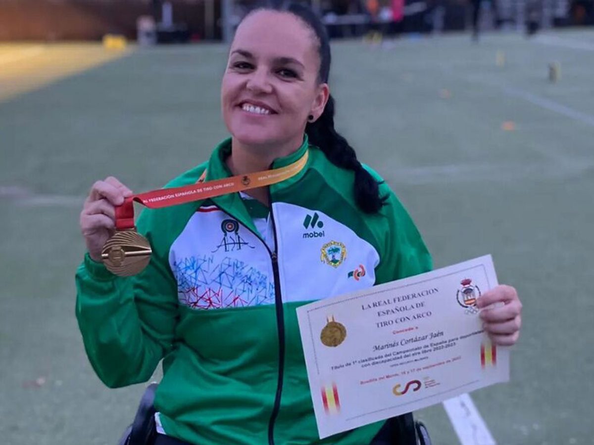 Marinés Cortázar posa orgullosa con su diploma y medalla de campeona