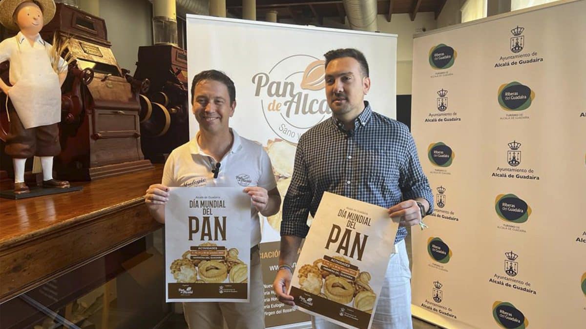 Eulogio González, presidente de la Asociación de Panaderos y Christopher Rivas, delegado de Cultura, presentando el programa del Día Mundial del Pan