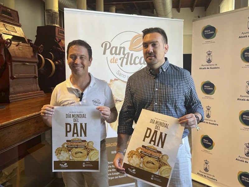Eulogio González, presidente de la Asociación de Panaderos y Christopher Rivas, delegado de Cultura, presentando el programa del Día Mundial del Pan