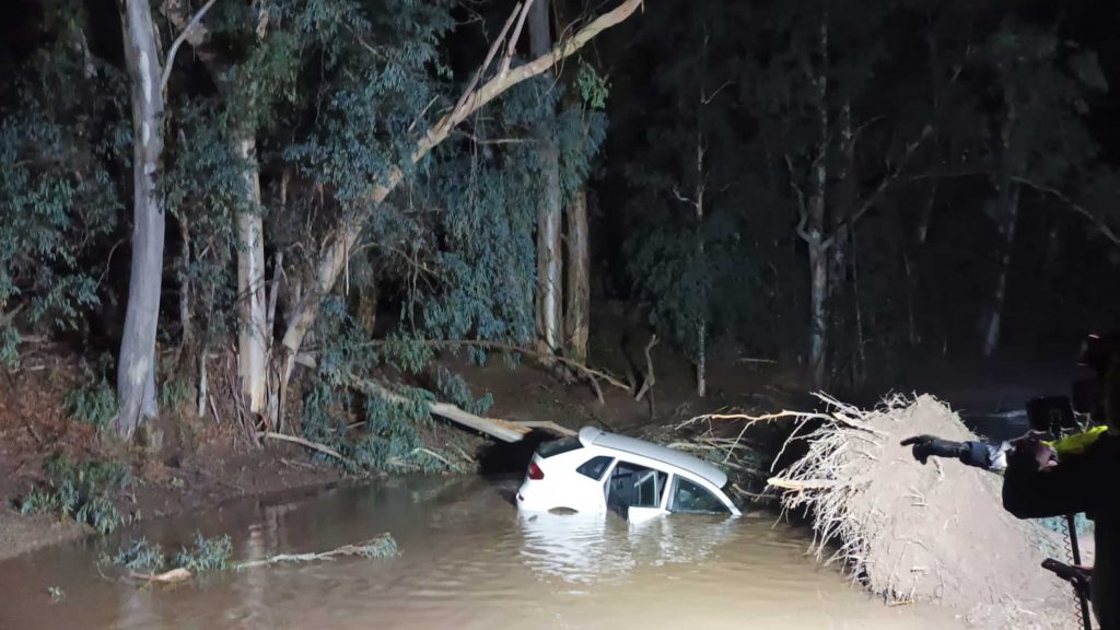 El vehículo atrapado en las aguas del río Guadaíra