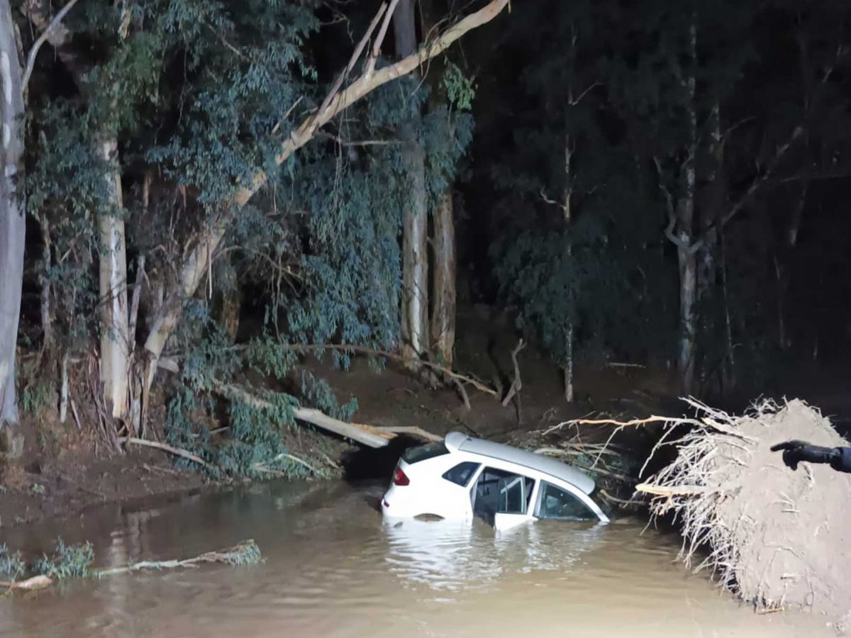 El vehículo atrapado en las aguas del río Guadaíra