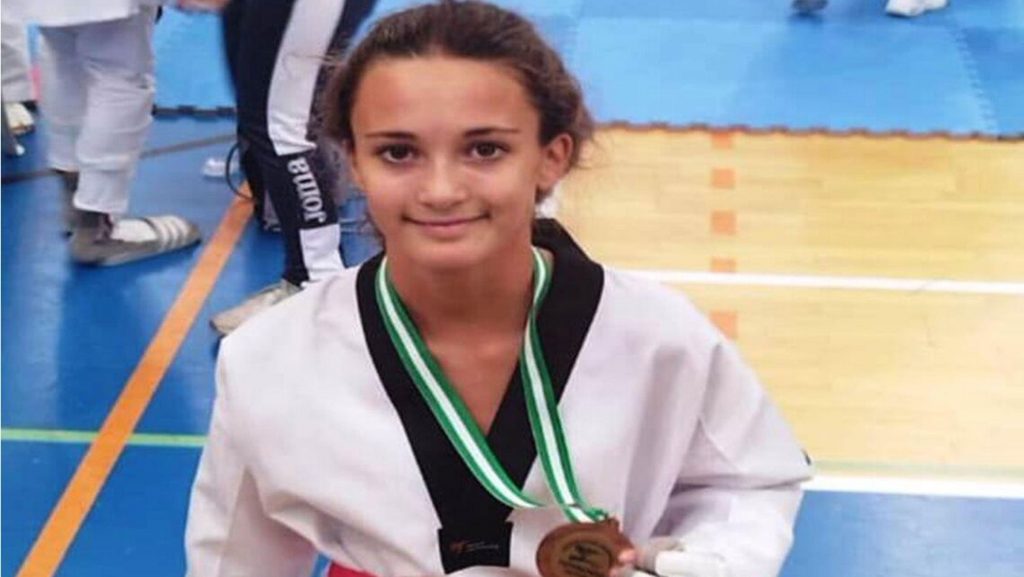 Daniela Fernández Rufo posa con su medalla de bronce en la Supercopa de Andalucía de Taekwondo