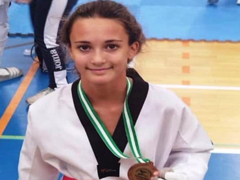 Daniela Fernández Rufo posa con su medalla de bronce en la Supercopa de Andalucía de Taekwondo