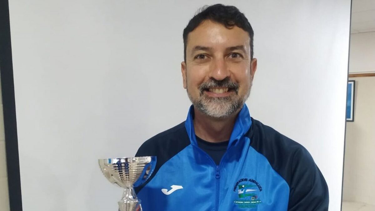 Juan Bosco Cabrera Marín posa feliz con su trofeo