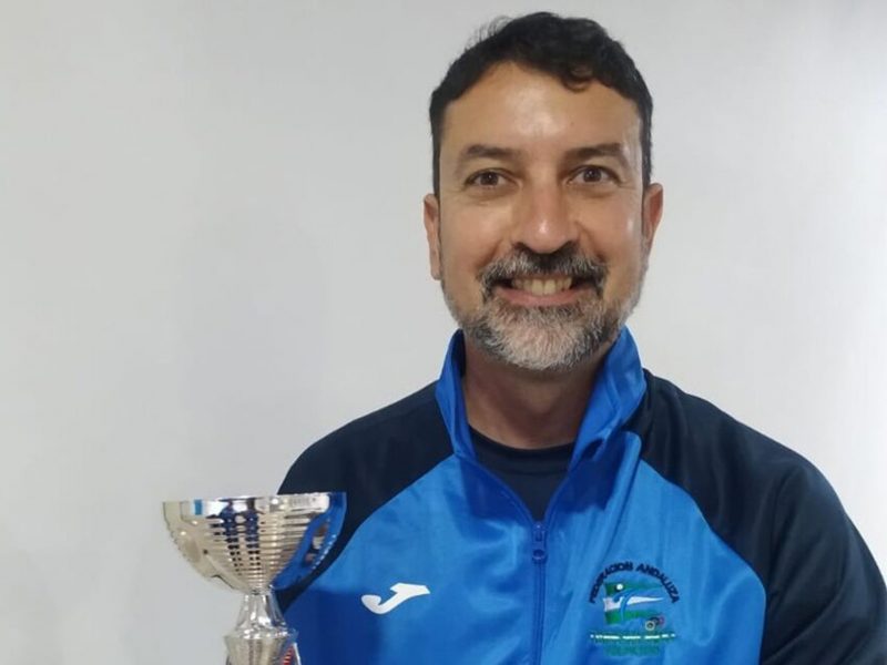 Juan Bosco Cabrera Marín posa feliz con su trofeo