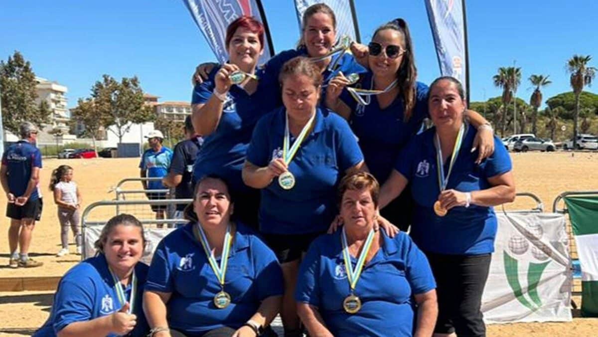 Las jugadoras del CP Águila posan orgullosas con sus medallas