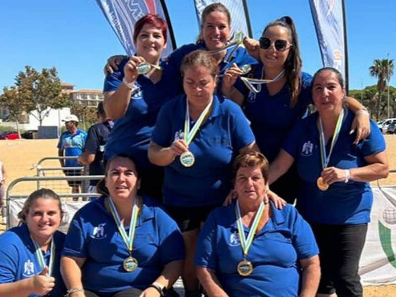 Las jugadoras del CP Águila posan orgullosas con sus medallas