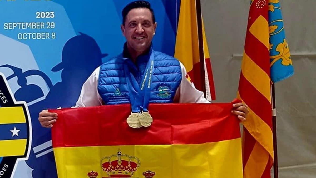 Óscar García Losada con sus medallas