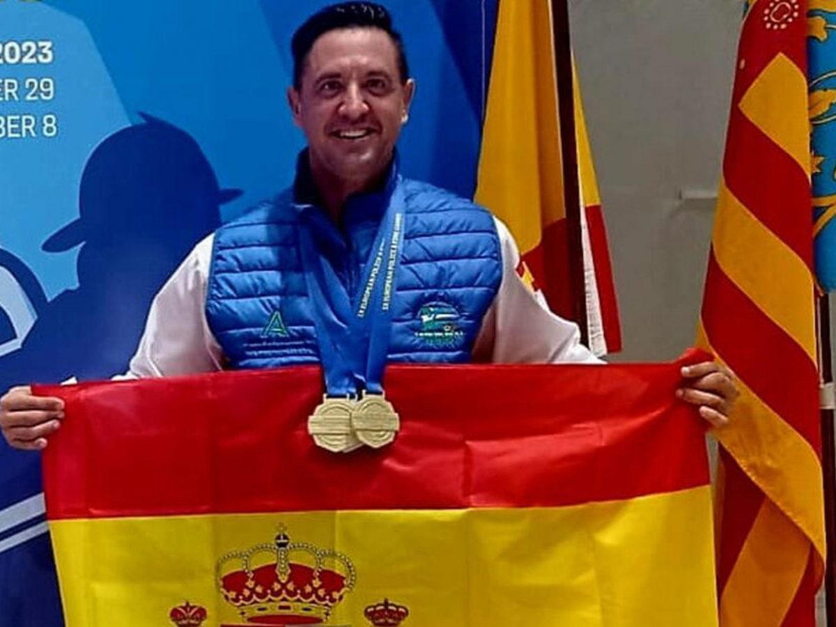 Óscar García Losada con sus medallas