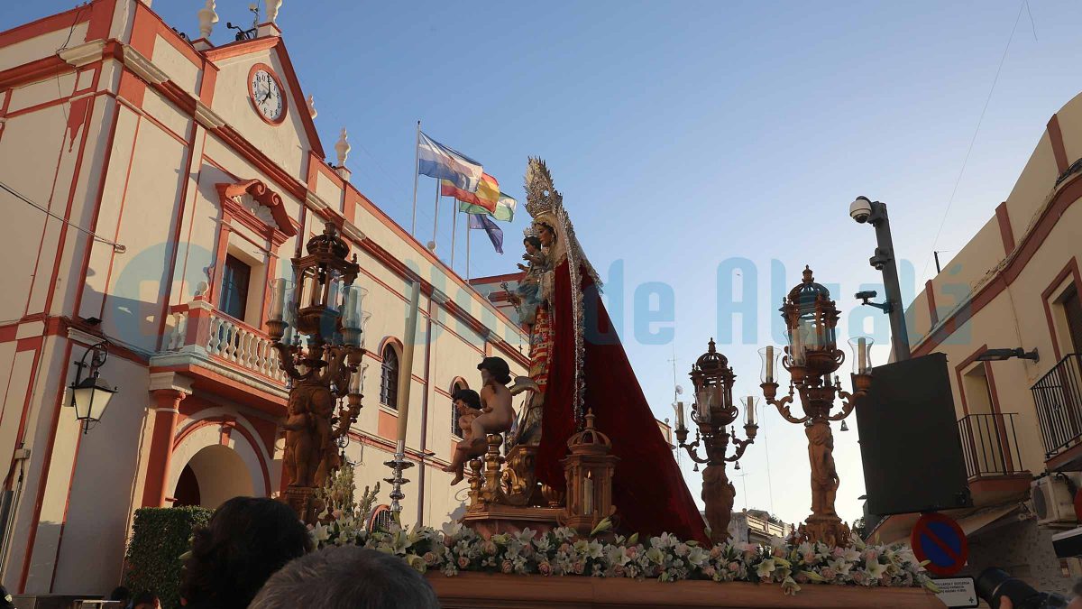 La Virgen a su paso por el Ayuntamiento / Juan Muñoz