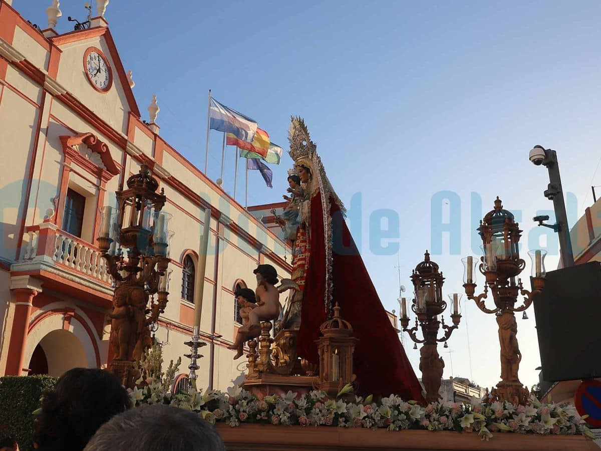 La Virgen a su paso por el Ayuntamiento / Juan Muñoz