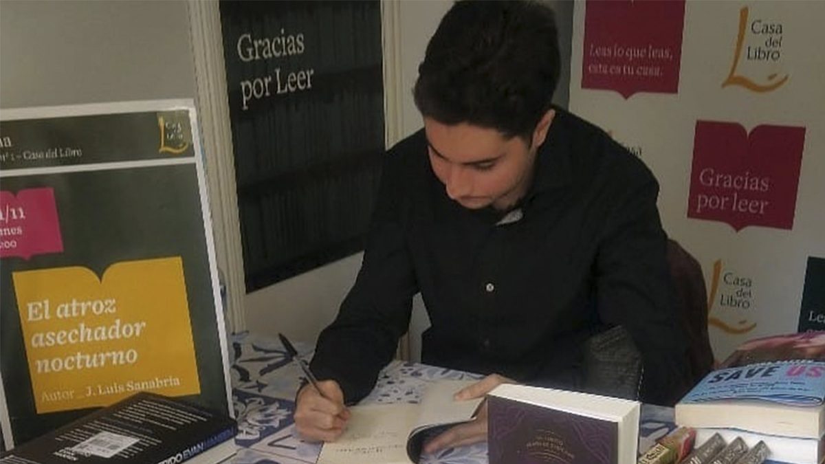 José Luis Sanabria en la Feria del Libro. @la_orden_de_los_cazadores en Instagram
