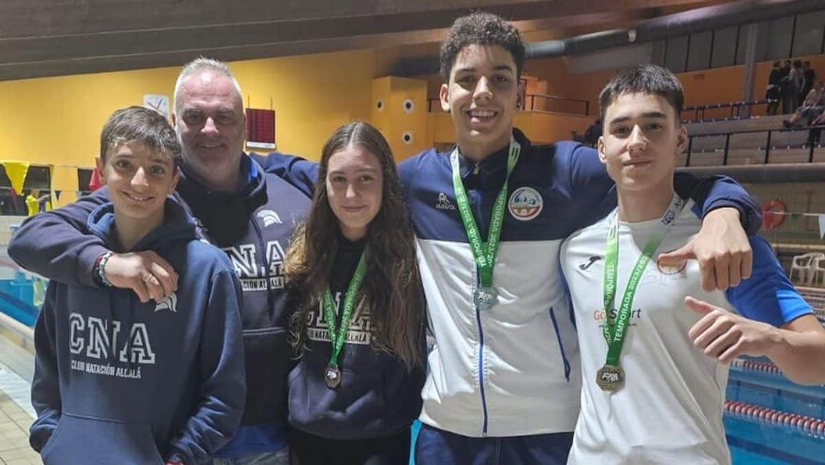 Kiko Porcar, director técnico, con los nadadores premiados en este campeonato