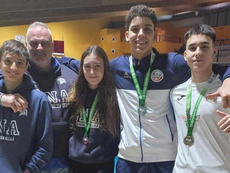 Kiko Porcar, director técnico, con los nadadores premiados en este campeonato