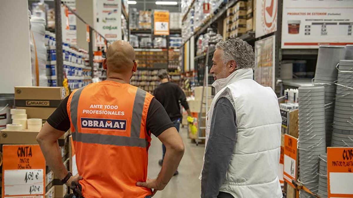 Imagen recurso de trabajadores en un almacén de Obramat