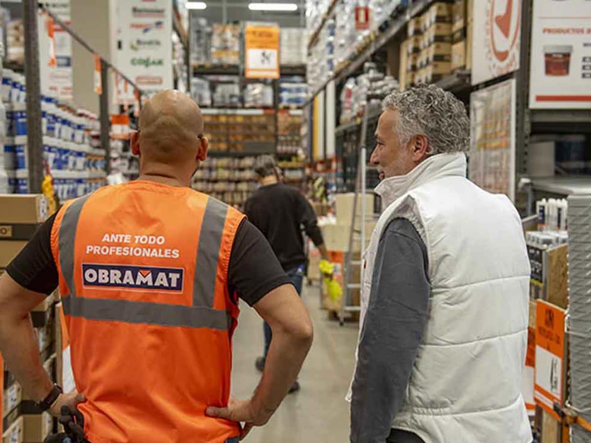 Imagen recurso de trabajadores en un almacén de Obramat