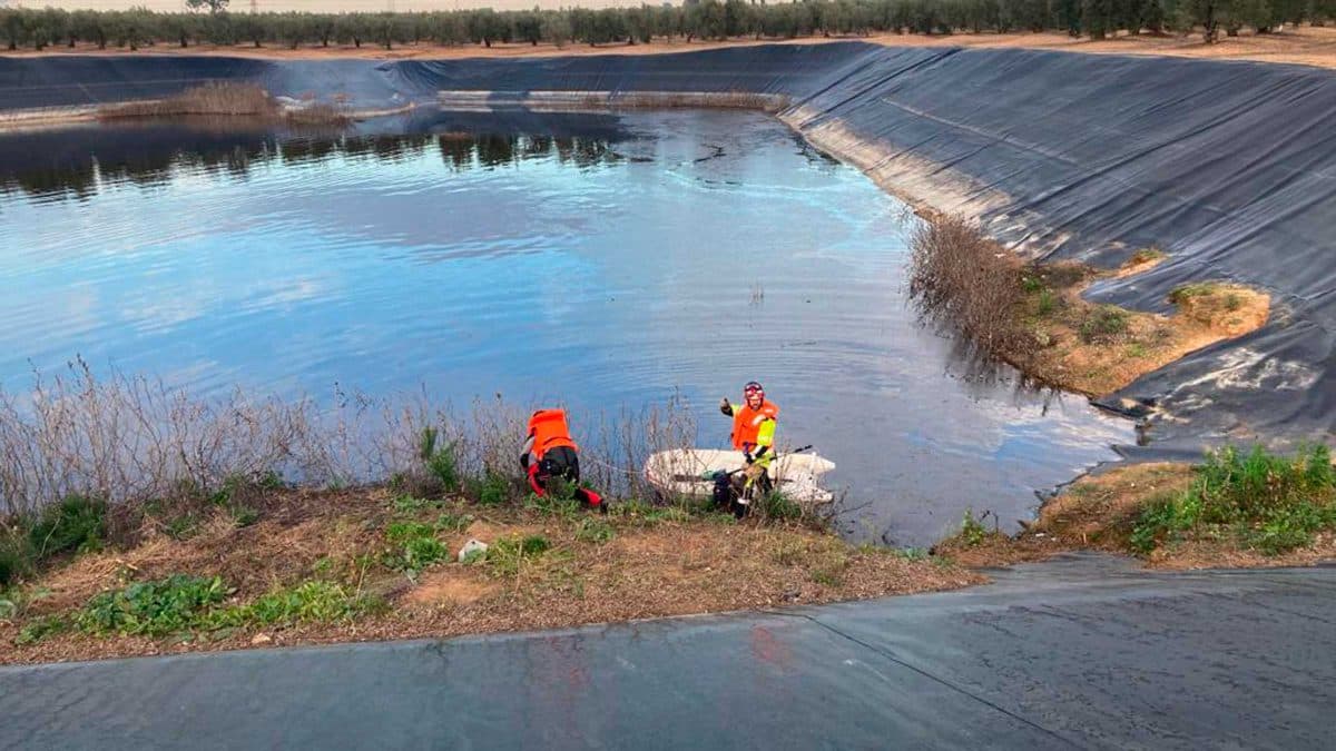 Bomberos alcalareños rescatando a este perro