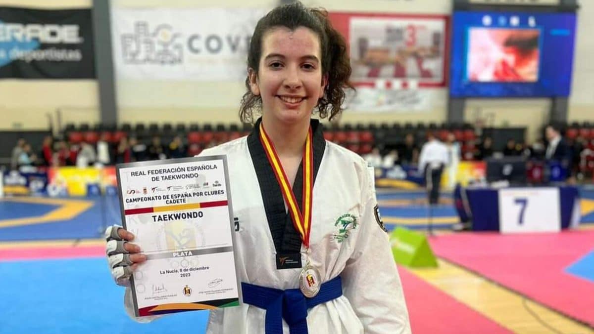 Amanda Jiménez posa con su medalla de plata en La Nucía, Murcia