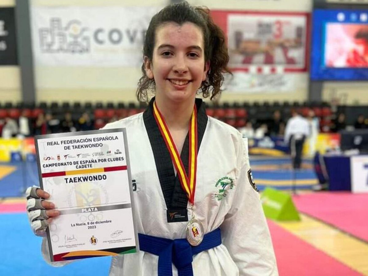 Amanda Jiménez posa con su medalla de plata en La Nucía, Murcia