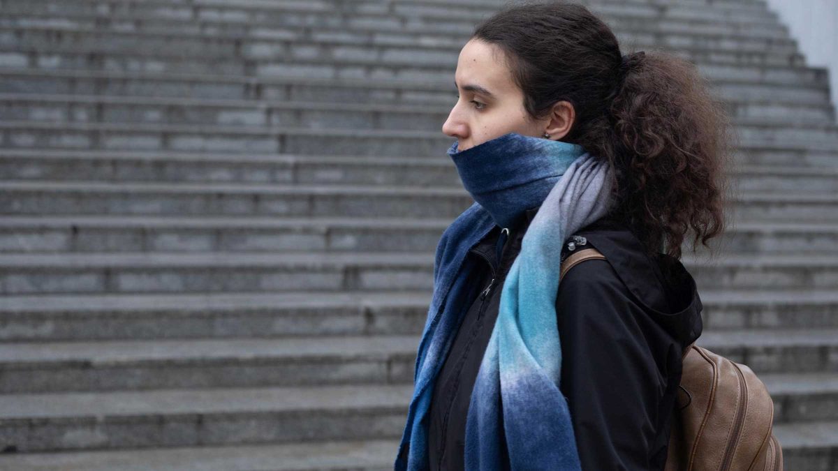 Imagen recurso de una joven cubriéndose del frío con una bufanda / Europa Press