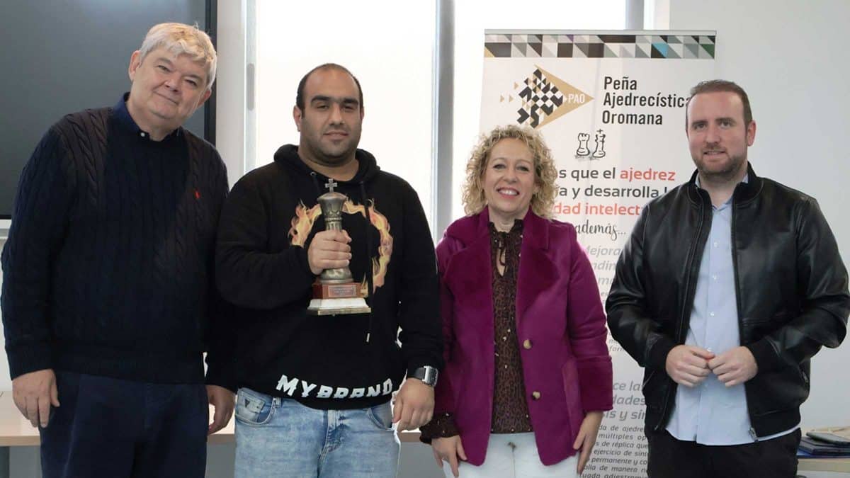 El ganador del trofeo en la Biblioteca Pública