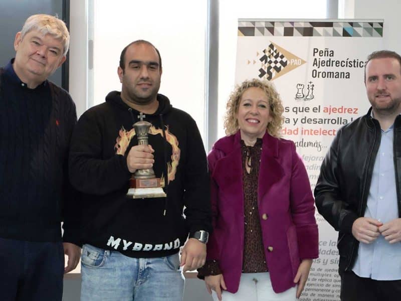 El ganador del trofeo en la Biblioteca Pública