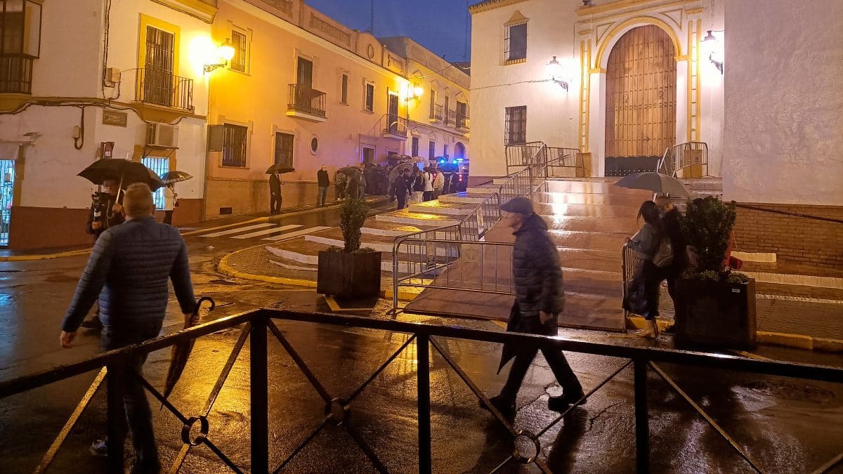 El temporal deja un gris y lluvioso Miércoles Santo sin procesiones en Alcalá