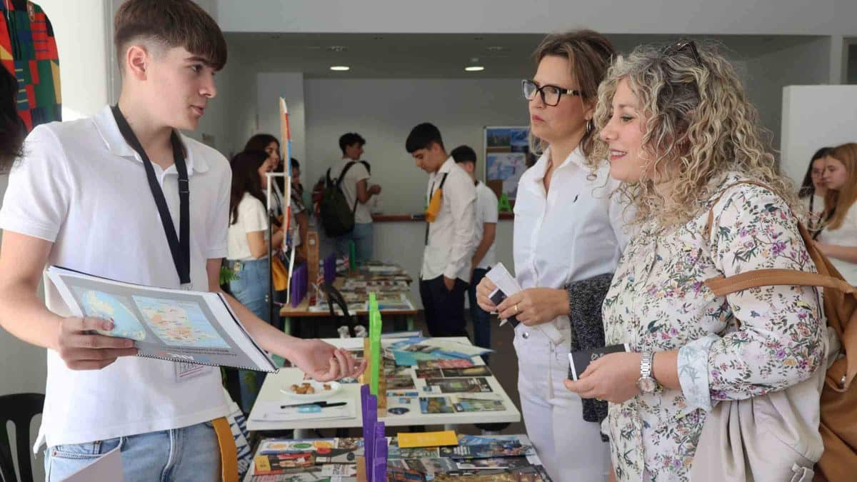 La Harinera acoge la «Feria de las Naciones» del IES Albero