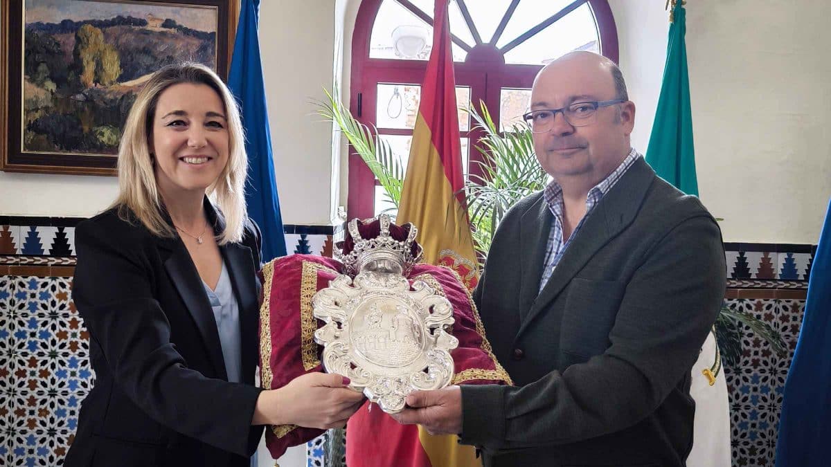 La Hermandad del Rocío de Alcalá recibe el escudo de plata de la ciudad