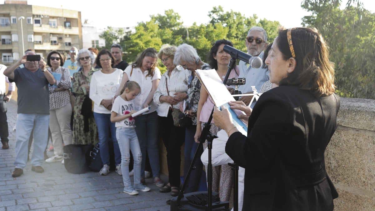 Lectura en el puente por el Día del Libro