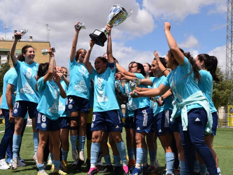 Las jugadoras levantando el título de Liga
