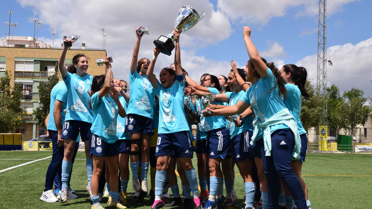 Las jugadoras levantando el título de Liga
