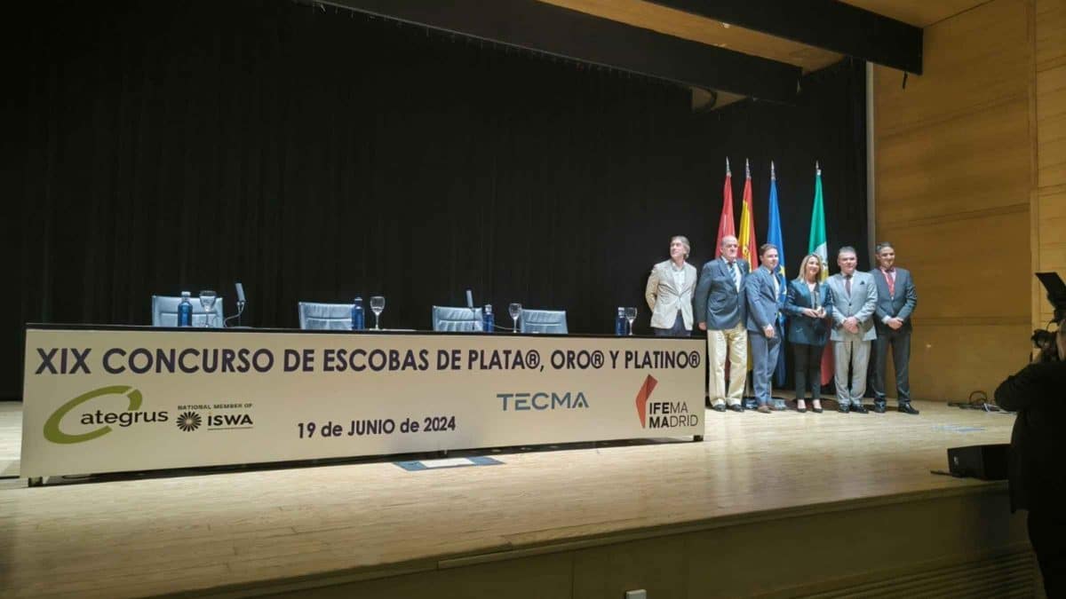 Entrega de la Escoba de Oro a Aira en Madrid. Ayuntamiento de Alcalá