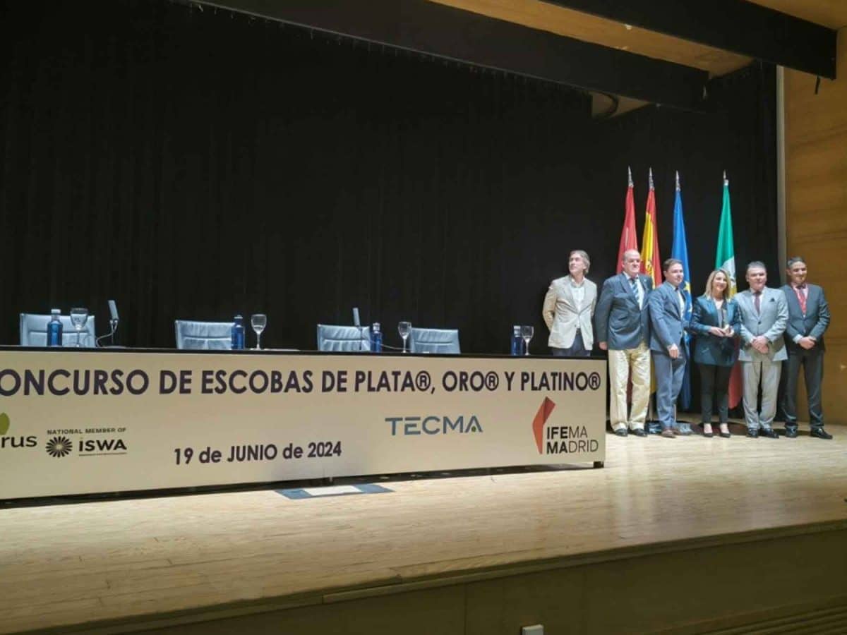 Entrega de la Escoba de Oro a Aira en Madrid. Ayuntamiento de Alcalá