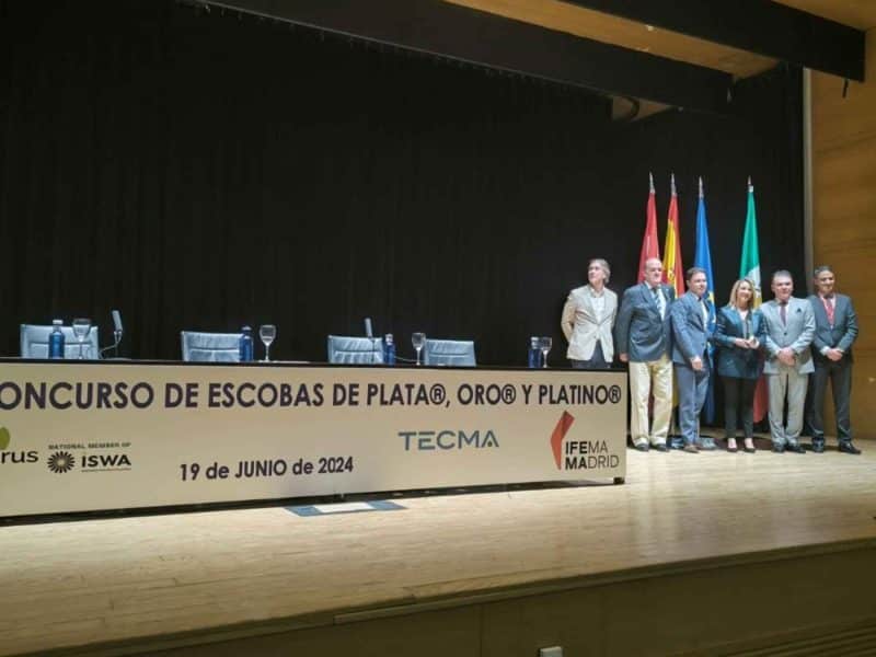Entrega de la Escoba de Oro a Aira en Madrid. Ayuntamiento de Alcalá