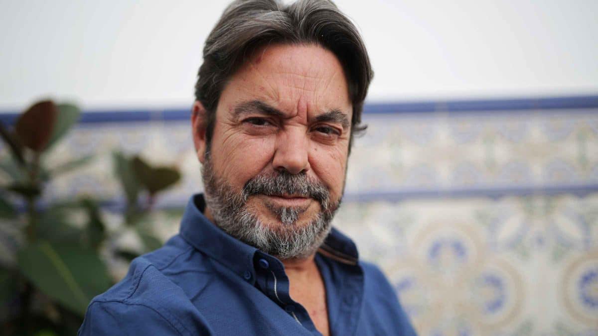 El músico alcalareño Nacho Gil durante la conversación con La Voz de Alcalá en el patio de la redacción. F.A.