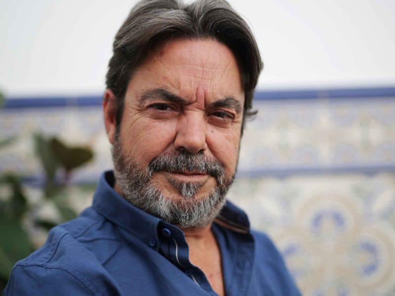 El músico alcalareño Nacho Gil durante la conversación con La Voz de Alcalá en el patio de la redacción. F.A.