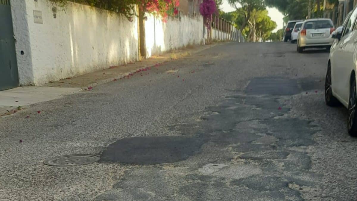 Asfalto parcheado en Pinares de Oromana. Lva